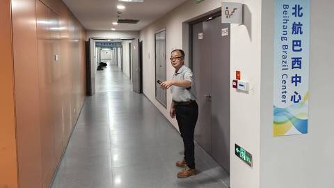 O professor Diao Xungang na entrada do Centro Beihang Brasil, em Hangzhou, na China, em  12 de junho de 2025