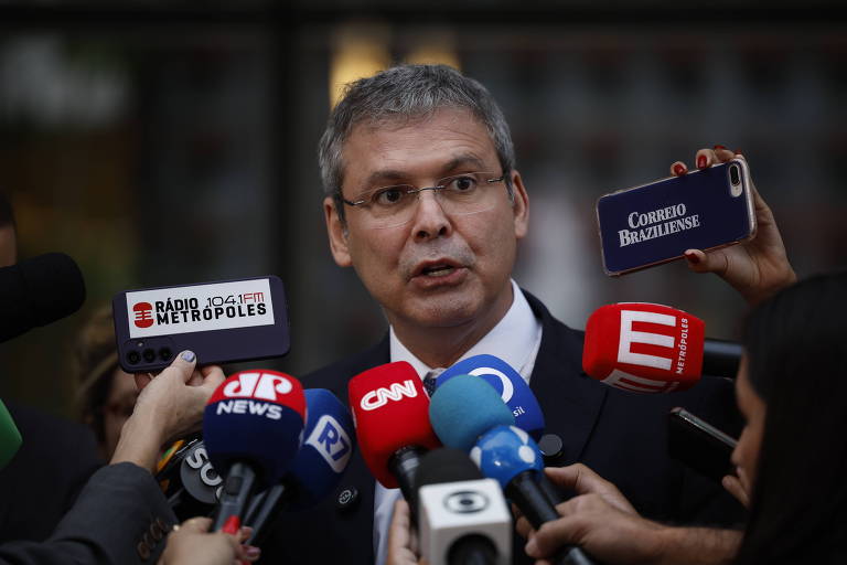 Líder do PT aciona STF para impedir que governadores nomeiem Eduardo Bolsonaro para salvar mandato