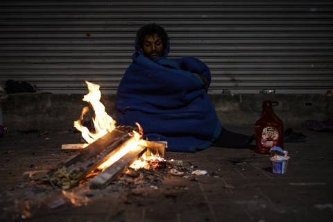 SA?O PAULO, SP, BRASIL - 25/06/2025 - Pessoas  em situação de rua sofrem para se proteger do frio na madrugada de quarta-feira (25). Na foto Kaick Adolfo (25), na Rua Cajuru. (Foto: Bruno Santos/ Folhapress, COTIDIANO)
