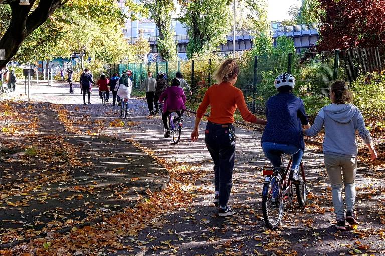 ONG ensina mulheres imigrantes na Alemanha a andar de bicicleta