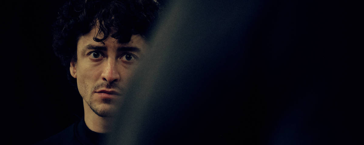 Jesuíta Barbosa em cena da peça 'Sonho Elétrico'