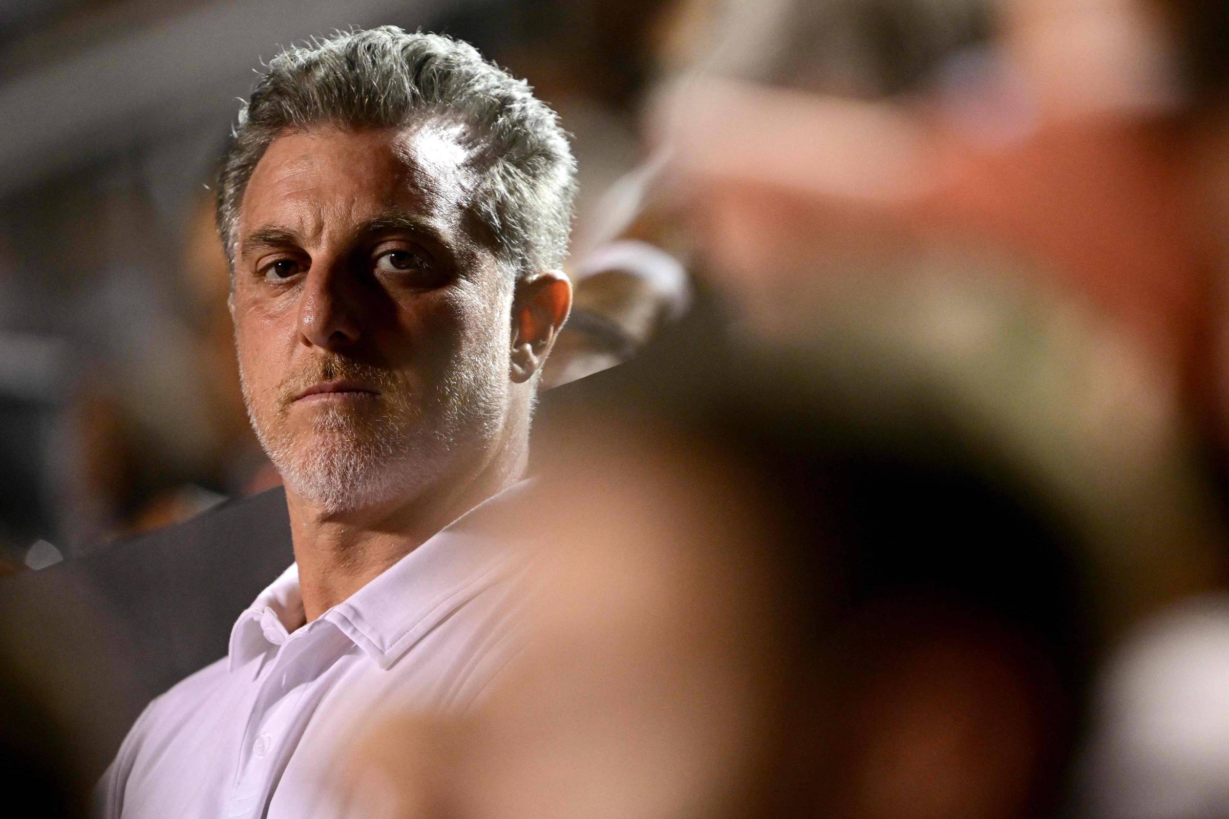 Luciano Huck avalia compra do Will Bank, do Banco Master