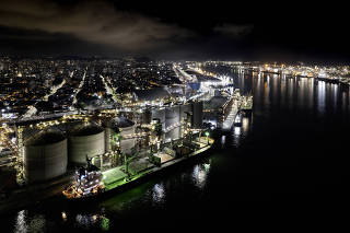 Vista noturna do Porto de Santos. Navios atracados no estuario (canal  do porto)