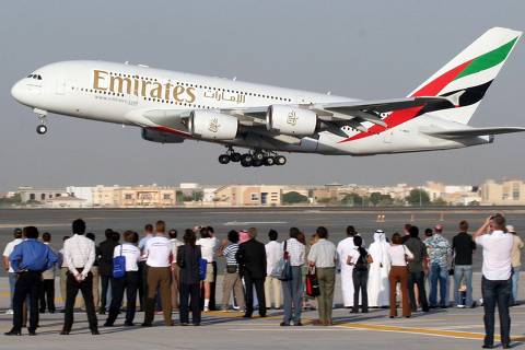 O Airbus A-380 da Emirates, decola durante o Dubai Air Show, nos Emirados Árabes. *** ORG XMIT: 004701_1.tif TO GO WITH 