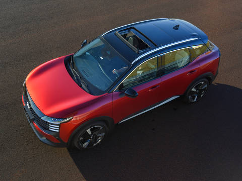Nissan Kicks Platinum tem teto solar com abertura elétrica