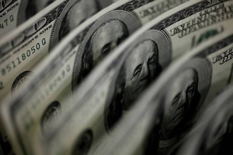Dólar fecha em forte queda e Bolsa sobe, com derrubada do IOF e preocupações sobre Fed em foco