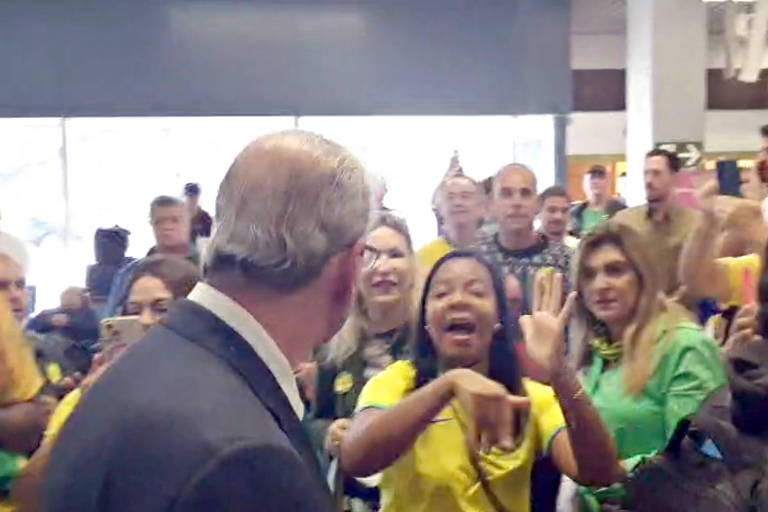 Eduardo Cunha é chamado de ladrão por bolsonaristas em aeroporto de BH; veja vídeo