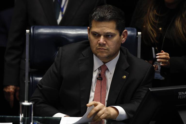 Alcolumbre se reúne com número 2 de Haddad, em gesto após derrubada do IOF