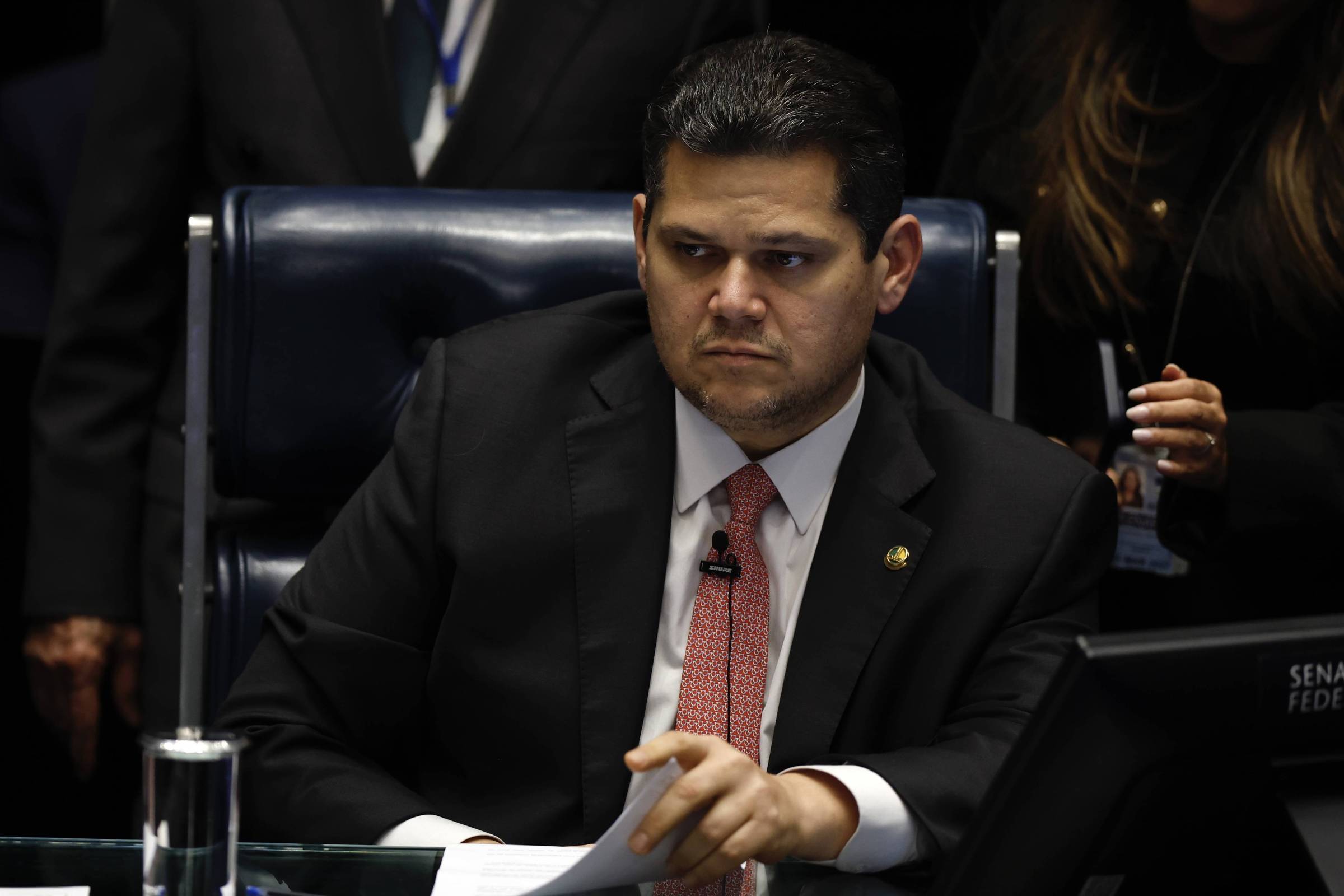 Alcolumbre se reúne com número 2 de Haddad, em gesto após derrubada do IOF