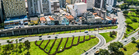 Vista aérea do Jardim de Chuva implantado na praça dos Artesãos Calabreses, Bela Vista, centro da cidade 