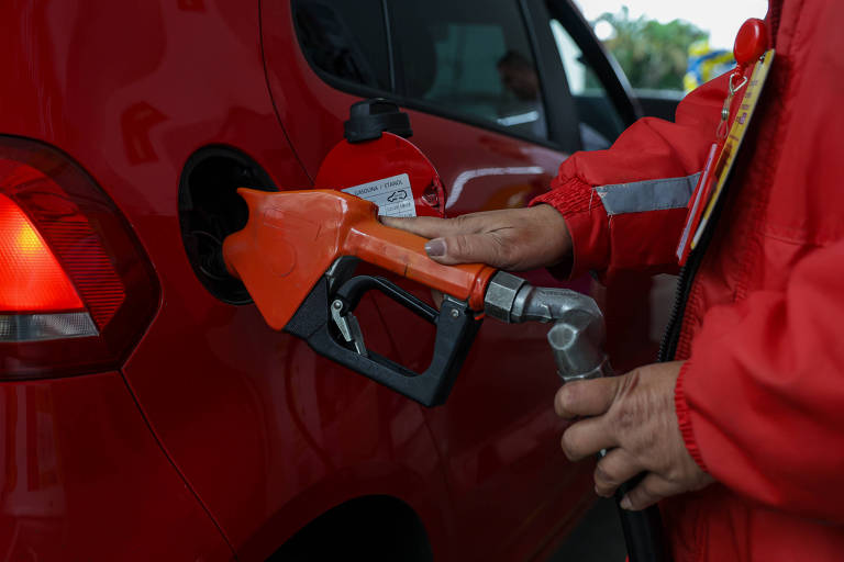 Postos resistem a baixar gasolina um mês após corte nas refinarias da Petrobras