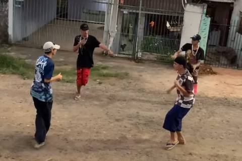 Jovens dançam sarro em Curitiba