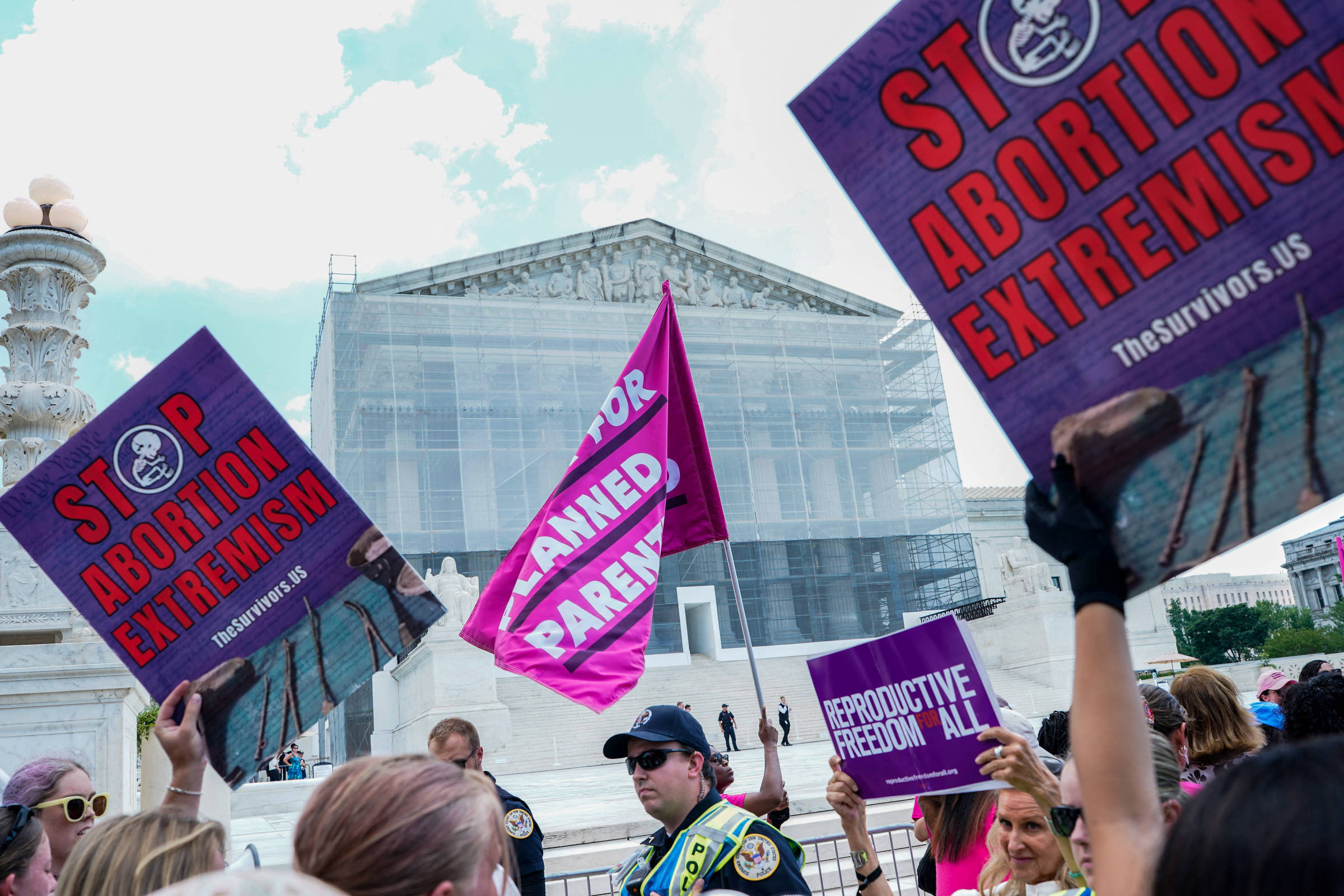 Suprema Corte dos EUA apoia esforço por retirada de financiamento de serviço de aborto