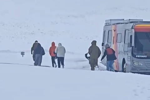 CHILE , 26.06.2025 ,Autoridades chilenas fazem operação de resgate de cerca de 30 pessoas presas, entre elas turistas brasileiros, após uma nevasca na estrada no Atacama, perto da fronteira com a Bolívia. Foto: Carabineros Región  Antofagasta no X DIREITOS RESERVADOS. NÃO PUBLICAR SEM AUTORIZAÇÃO DO DETENTOR DOS DIREITOS AUTORAIS E DE IMAGEM