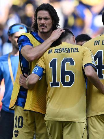 TOPSHOT - Boca Juniors' Uruguayan forward #10 Edinson Cavani (C-L) and teammate Uruguayan forward #16 Miguel Merentiel react at the end of the FIFA Club World Cup 2025 Group C football match between New Zealand's Auckland City and Argentina's Boca Juniors at the Geodis Park stadium in Nashville on June 24, 2025. (Photo by Federico PARRA / AFP)