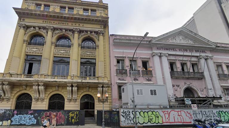 A Escola de Música da UFRJ e o Automóvel Club, no centro do Rio