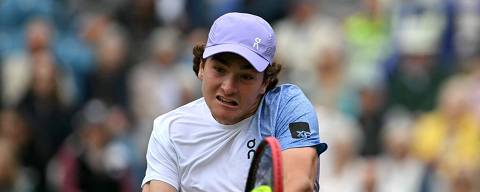 Brazil's Joao Fonseca returns against US player Taylor Fritz during their men's singles round of 16 tennis match on day four at the Rothesay Eastbourne International tennis tournament in Eastbourne, southern England, on June 26, 2025. (Photo by Glyn KIRK / AFP)