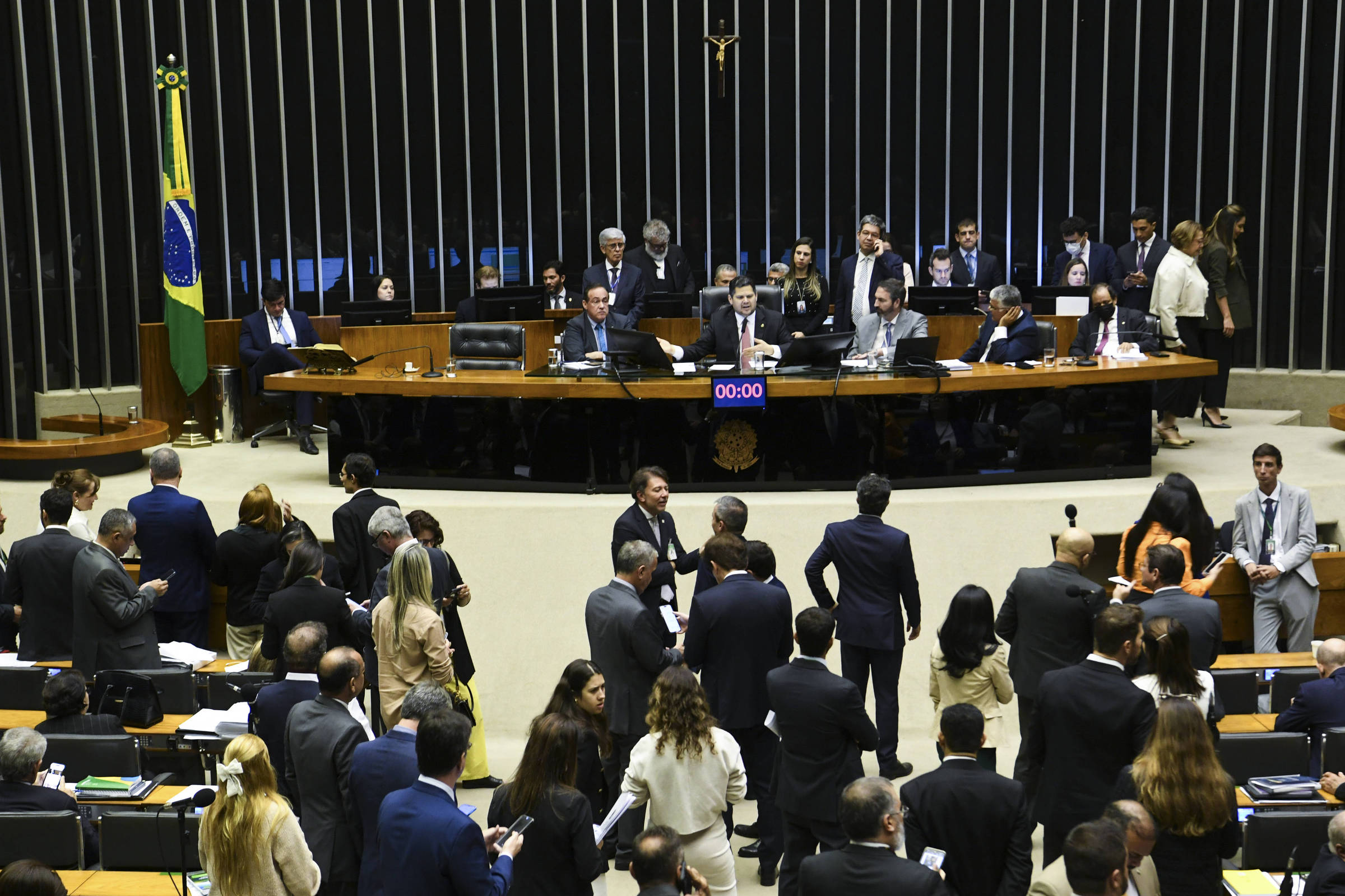 MP das aplicações financeiras tem votação adiada para véspera de prazo final