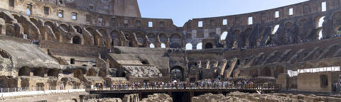 ROMA, ITÁLIA, 17.10.2024 - COLISEU-ROMA: Coliseu romano, também conhecido como Anfiteatro Flaviano,  lotado de turistas fazendo fotografias. (Foto: André Porto/Folhapress)