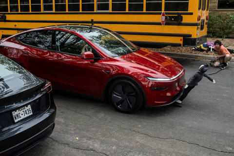 FILE PHOTO: Arthur Maltin, a test driver with The Dawn Project, hits a crash dummy as it crosses the road during a safety test on a Tesla Model Y?s self-driving feature at a protest against Tesla robotaxis, ahead of the Tesla robotaxis' official services in Austin, Texas, U.S., June 12, 2025.    REUTERS/Joel Angel Juarez/File Photo ORG XMIT: FW1