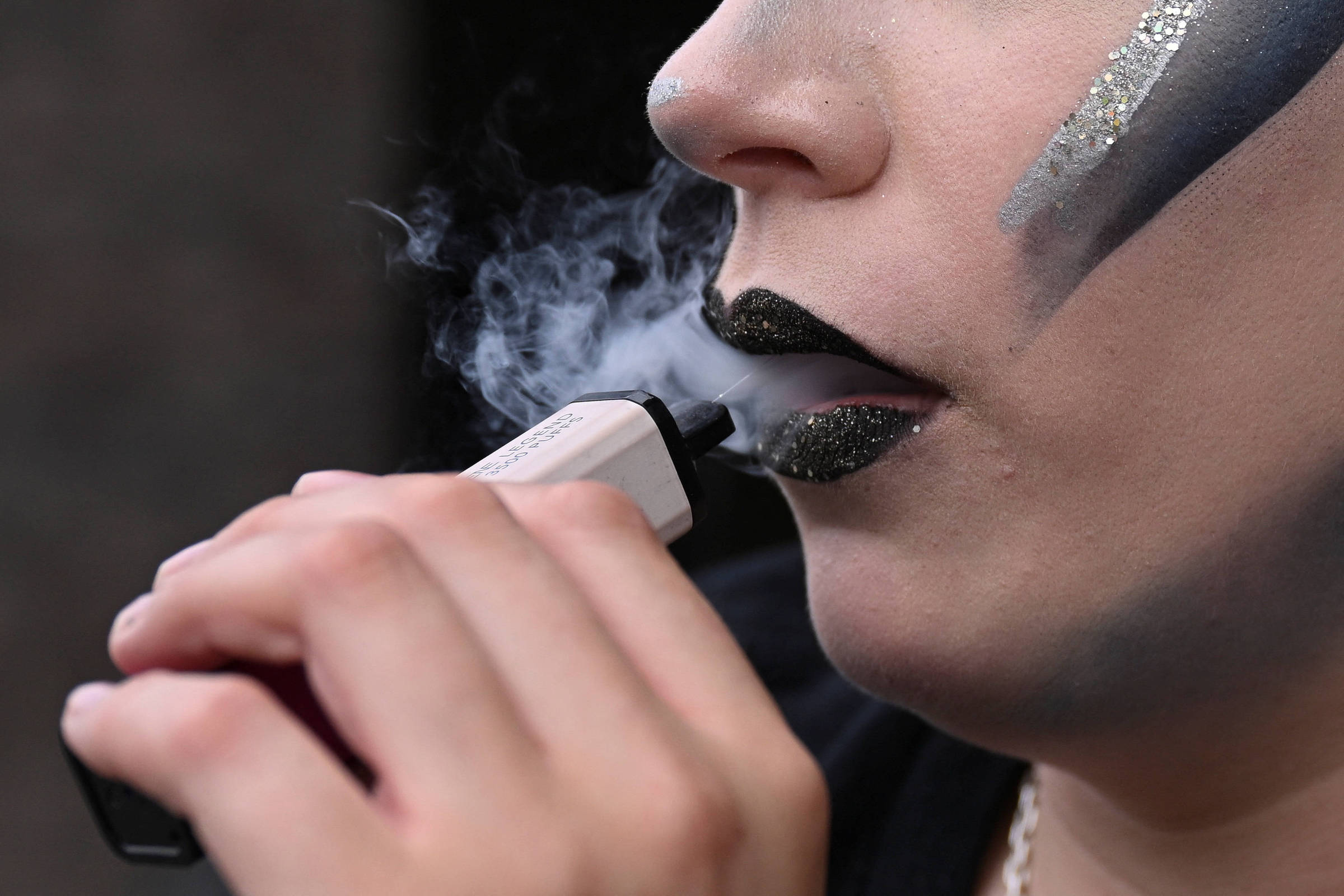 Indústria do tabaco se adapta às novas tecnologias para alcançar jovens, dizem estudos