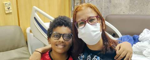 O estudante Dimitri, 13, com a mãe, Patrícia Monteiro de Santana. antes de comer o estrogonofe preparado por ela na cozinha do hospital