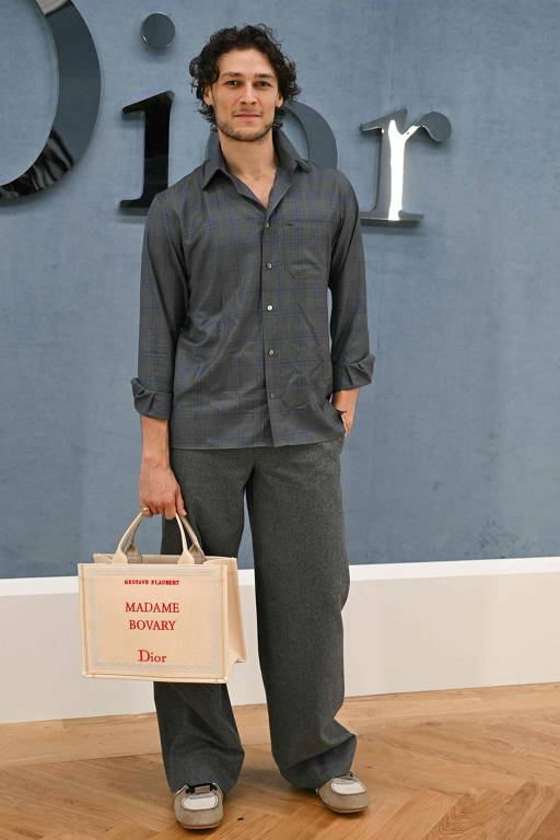 Modelo durante desfile da Dior de moda masculina na Paris Fashion Week 2025, na França
