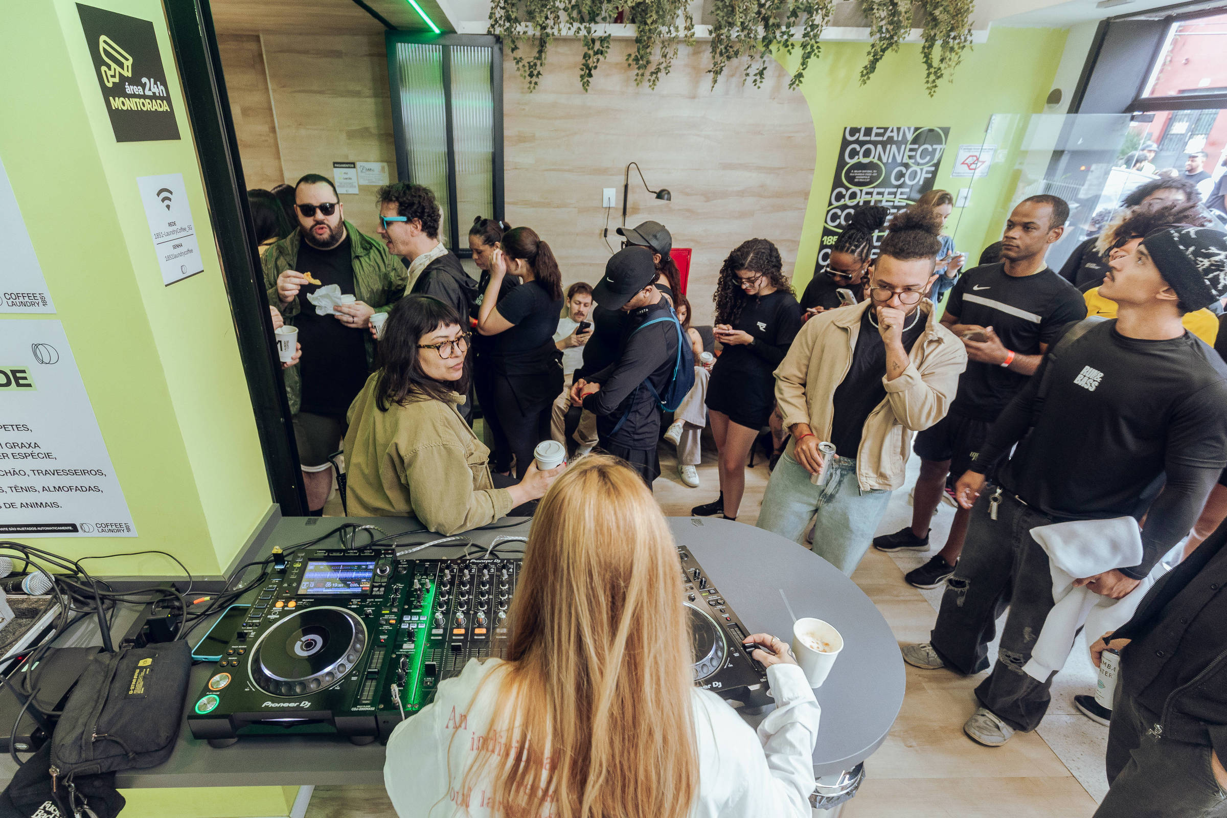 'Coffee party' atrai jovens em busca de estilo de vida mais saudável e festas sem álcool