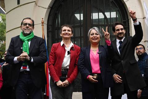 (L to R) Jaime Mulet of the Federacion Regionalista Verde Social party, Carolina Toha of the Partido Por la Democracia party, Jeannette Jara of the Partido Comunista party and Gonzalo Winter of the Frente Amplio party, greet supporters after registering their candidacy for the presidential primaries election in Santiago on April 30, 2025. (Photo by RODRIGO ARANGUA / AFP) ORG XMIT: 245