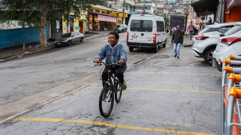 SÃO PAULO, SP, BRASIL 09/06/2025: Thalita Khesi, 27 e o filho Nicolas Khesi, 7, vivem no bairro Cachoeirinha, pouco arborizado. Em São Paulo, crianças e adolescentes crescem cada vez mais distantes da natureza. O afastamento do meio ambiente traz consequências físicas, psicológicas e culturais, agravadas pelas mudanças climáticas. (Foto: Raquel Franco/Folhapress) *** ESPECIAL CADERNO TRAINEES *** ORG XMIT: Staff