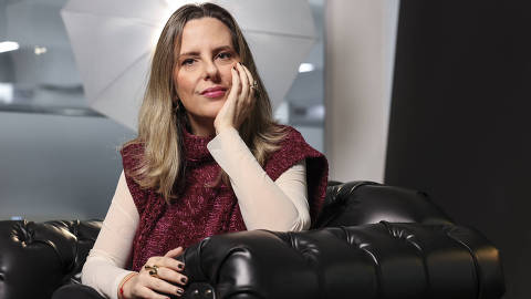 SAO PAULO, SP, 26.05.2025: CASAFOLHA - Na foto, a escritora e colunista da Folha Tati Bernardi no estúdio da TV Folha durante gravação para a CasaFolha. (Foto: Julia Maria Porfirio/Folhapress) **EXCLUSIVO FOLHA**