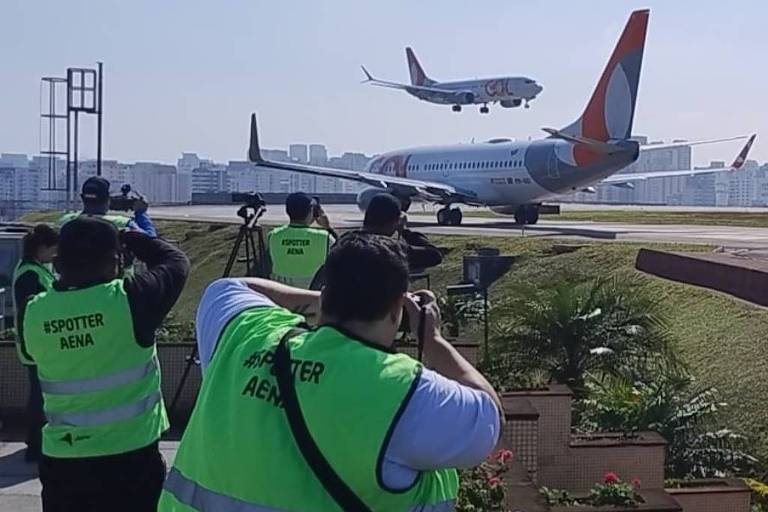Evento reúne cem apaixonados por fotografar aviões em Congonhas (SP)