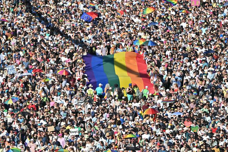 Dezenas de milhares desafiam governo Orbán em parada LGBT+ de Budapeste; veja vídeo