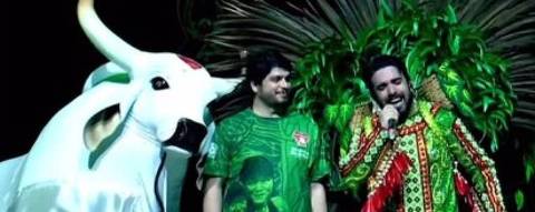 Chico Rubens Paiva, neto de Eunice Paiva, recebe homenagem para a avó no desfile do Boi-Bumbá Garantido, no Festival de Parintins  Foto: Divulgação