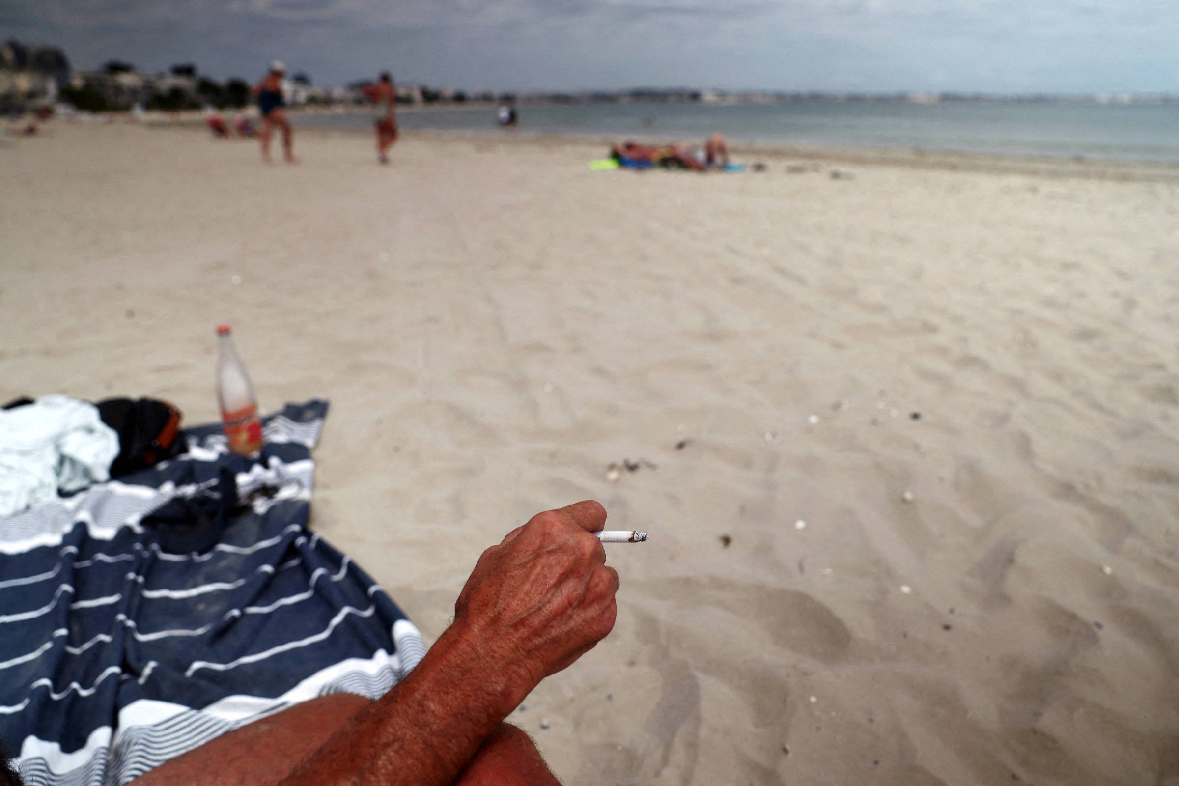 França proíbe cigarro em praias e parques a partir deste domingo (29)