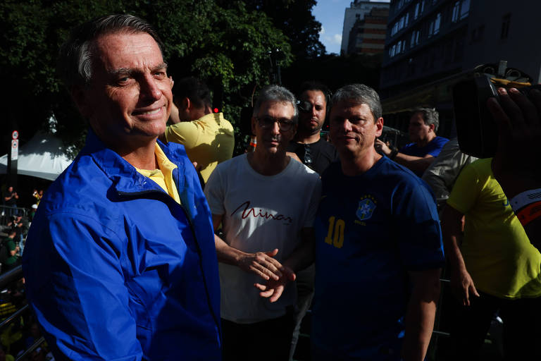 Tarcísio afaga Bolsonaro em protesto, critica governo Lula e poupa STF