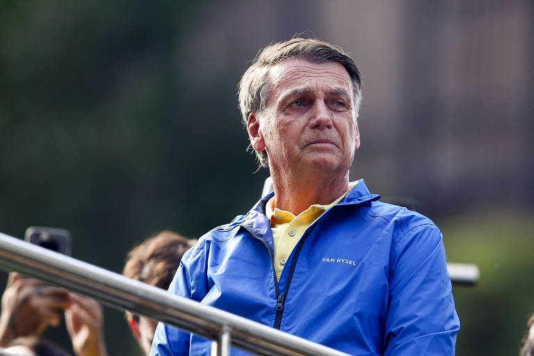 Bolsonaro tenta falar inglês em ato, imita slogan de Trump e pede apoio 'não interessa onde eu esteja'
