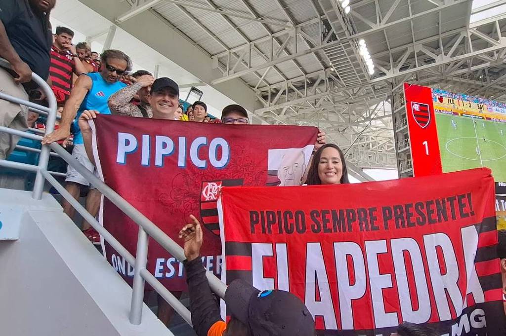 Torcida do Flamengo procura mostrar apoio ao time após eliminação no Mundial