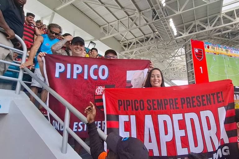 Torcida do Flamengo procura mostrar apoio ao time após eliminação no Mundial