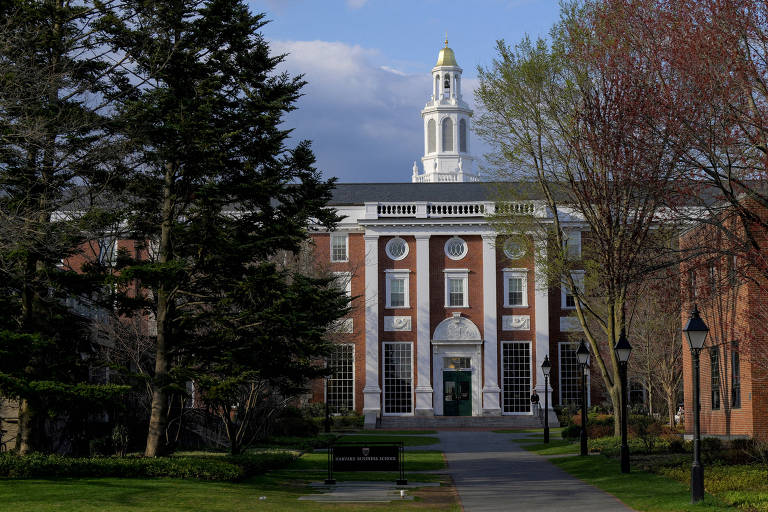 Governo Trump conclui que Harvard violou direitos civis de estudantes judeus
