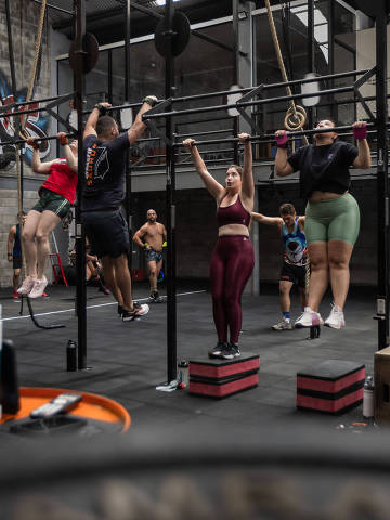 SÃO PAULO - SP - BRASIL - 30.01.2025 - 12H00: CROSSFIT - ESPORTES COLETIVOS AJUDAM A FAZER ATIVIDADE FÍSICA UM HÁBITO. Alunos se exercitam durante aula de Crosspit na academia Saurus, localizada no bairro da Vila Gulherme, zona norte da cidade.  (Foto: Adriano Vizoni/Folhapress, GUIA) *** EXCLUSIVO FSP ***