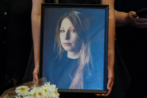 Sofia Cheliak, a friend of prominent Ukrainian writer Victoria Amelina, who died in a hospital after she was injured by a Russian missile strike in the city of Kramatorsk, hold her portrait during a funeral ceremony, amid Russia's attack on Ukraine, in Kyiv, Ukraine July 4, 2023. REUTERS/Alina Smutko ORG XMIT: PPP-SMT11