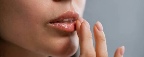 Lip Oils são uma opção emoliente para quem quer hidratar os lábios no frio, deixando uma aparência brilhosa e não pegajosa