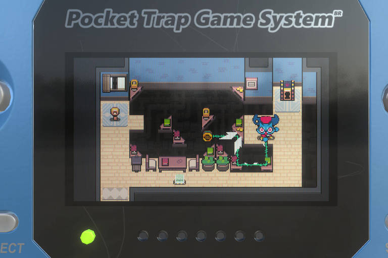 A imagem mostra um console portátil de videogame, o 'Pocket Trap Game System', com uma tela que exibe um jogo em andamento. Na tela, há um ambiente interno com móveis, plantas e personagens em um cenário de jogo. O console é azul e possui botões de controle visíveis, incluindo um botão de seleção e um botão de início.