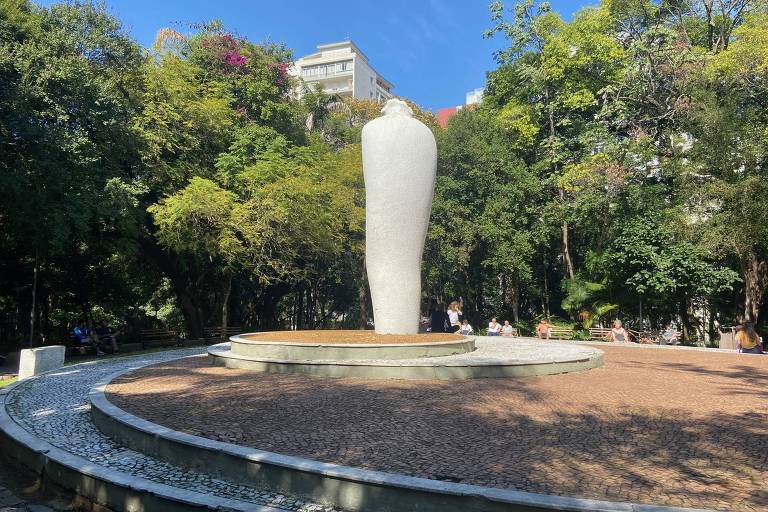 Escultura na praça Buenos Aires