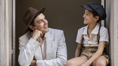 Em 'Êta Mundo Melhor!', Sergio Guizé é Candinho e Davi Malizia interpreta Samir