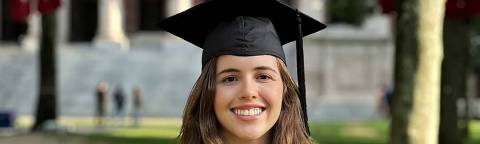 Sarah Borges expõe seu diploma da universidade de Harvard 