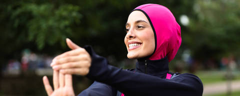 SÃO PAULO, SP - 06/02/2025 - Retrato da  influenciadora Carima Orra, nascida em São Paulo e descendente de libaneses que criou a marca de roupas modestas Doha. Na foto, ela usa peças da sua loja: o Hijab Esportivo e a Túnica Samia. (Foto: Rafaela Araújo/Folhapress, Equilíbrio