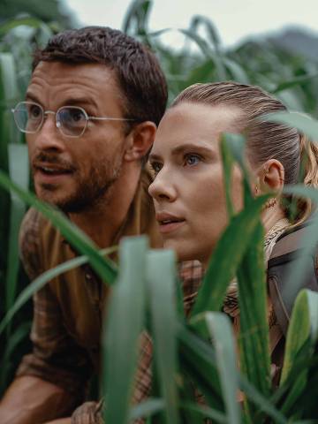 Jonathan Bailey e Scarlett Johansson em cena de 'Jurassic World: Recomeço'