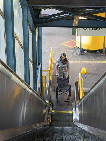 A performer Ma Devi Murti durante o espetáculo que ocupa um ônibus como palco